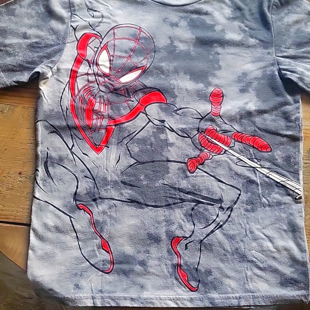Marvel T Shirt size L/G/G (10-12) grayish with white accents mixed together